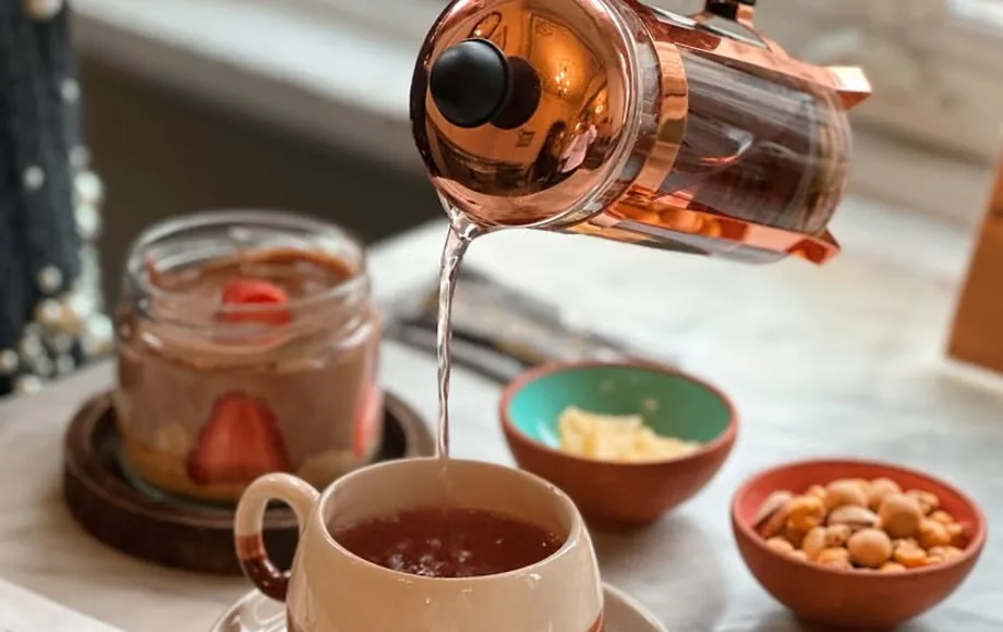 Sahne: bakır french press'ten fincana dökülen bitki çayı