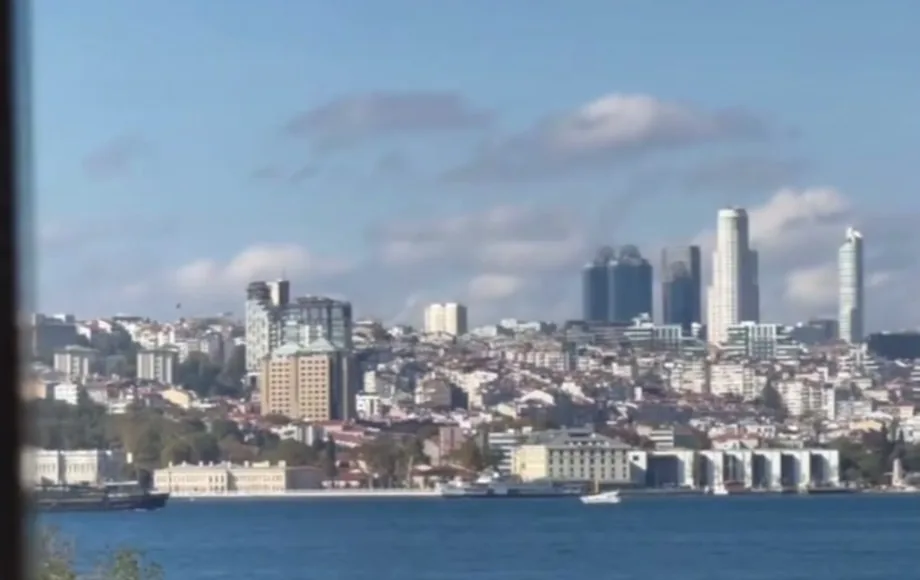 Sahne: kubbeler, vapur ve Boğaz